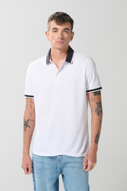 Camiseta crema clara polo con manga corta y botones