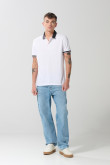 Camiseta crema clara polo con manga corta y botones