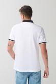 Camiseta crema clara polo con manga corta y botones