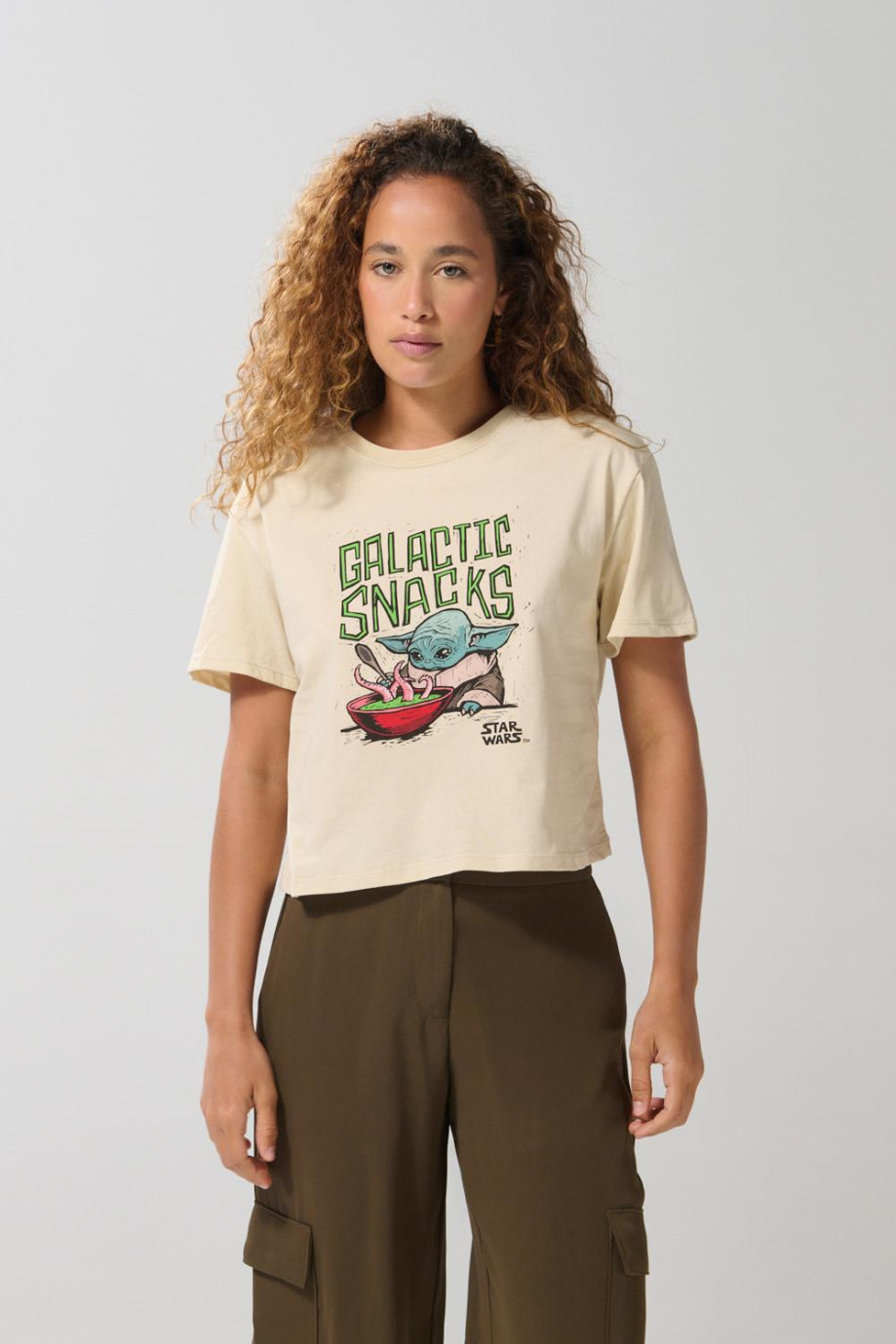Camiseta para mujer manga corta unicolor, crop top cuello redondo, estampado en frente de The Mandalorian.