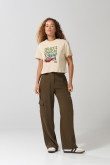 Camiseta crop top kaki clara con arte de The Mandalorian
