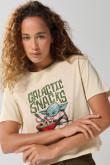 Camiseta crop top kaki clara con arte de The Mandalorian