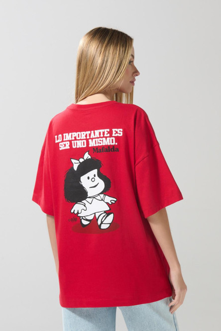 Camiseta roja oscura cuello V oversize con artes de Mafalda