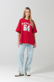 Camiseta roja oscura cuello V oversize con artes de Mafalda