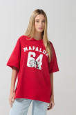 Camiseta roja oscura cuello V oversize con artes de Mafalda