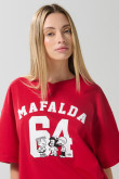 Camiseta roja oscura cuello V oversize con artes de Mafalda