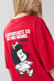 Camiseta roja oscura cuello V oversize con artes de Mafalda