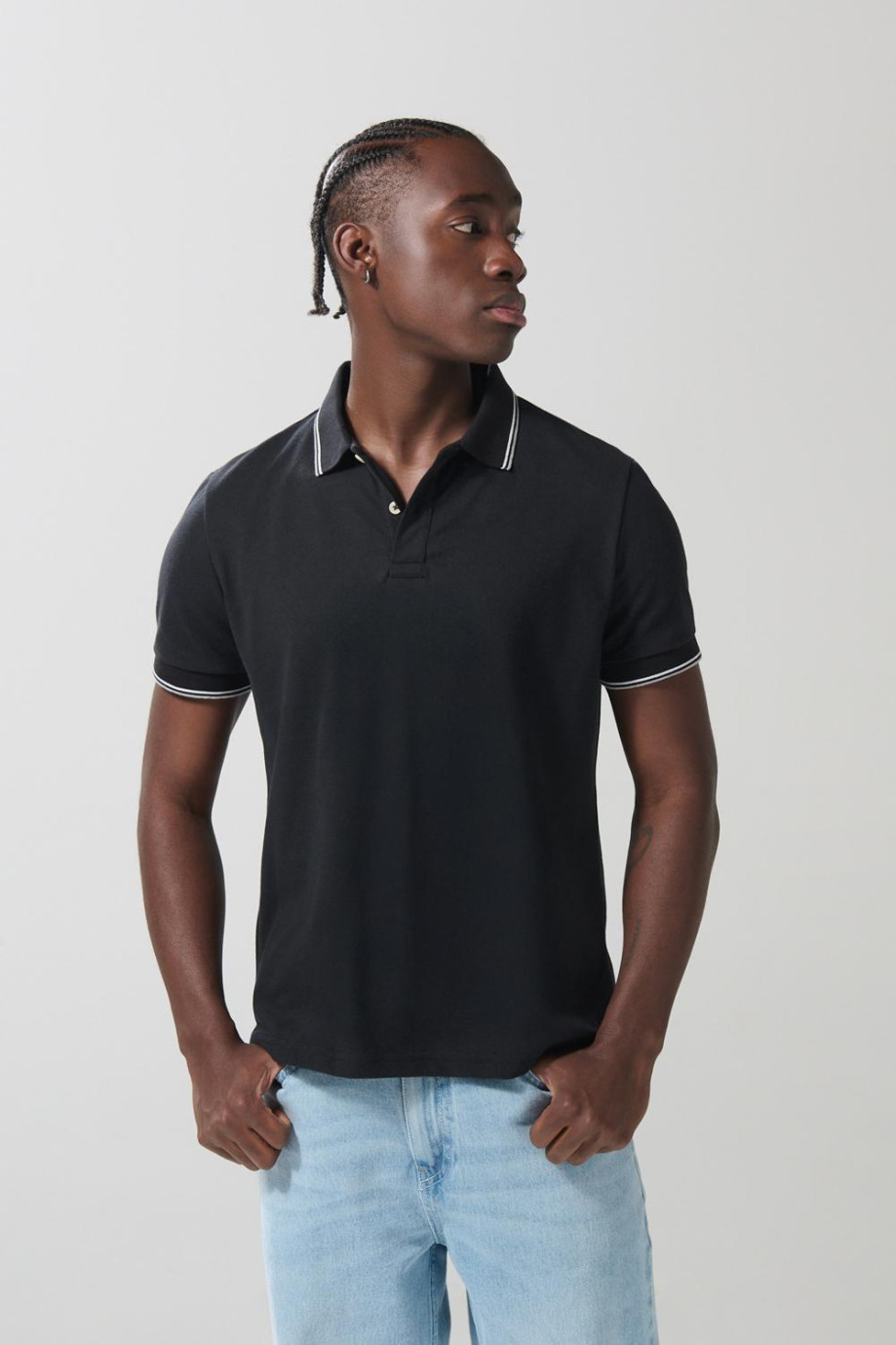 Camiseta unicolor polo con manga corta y aberturas