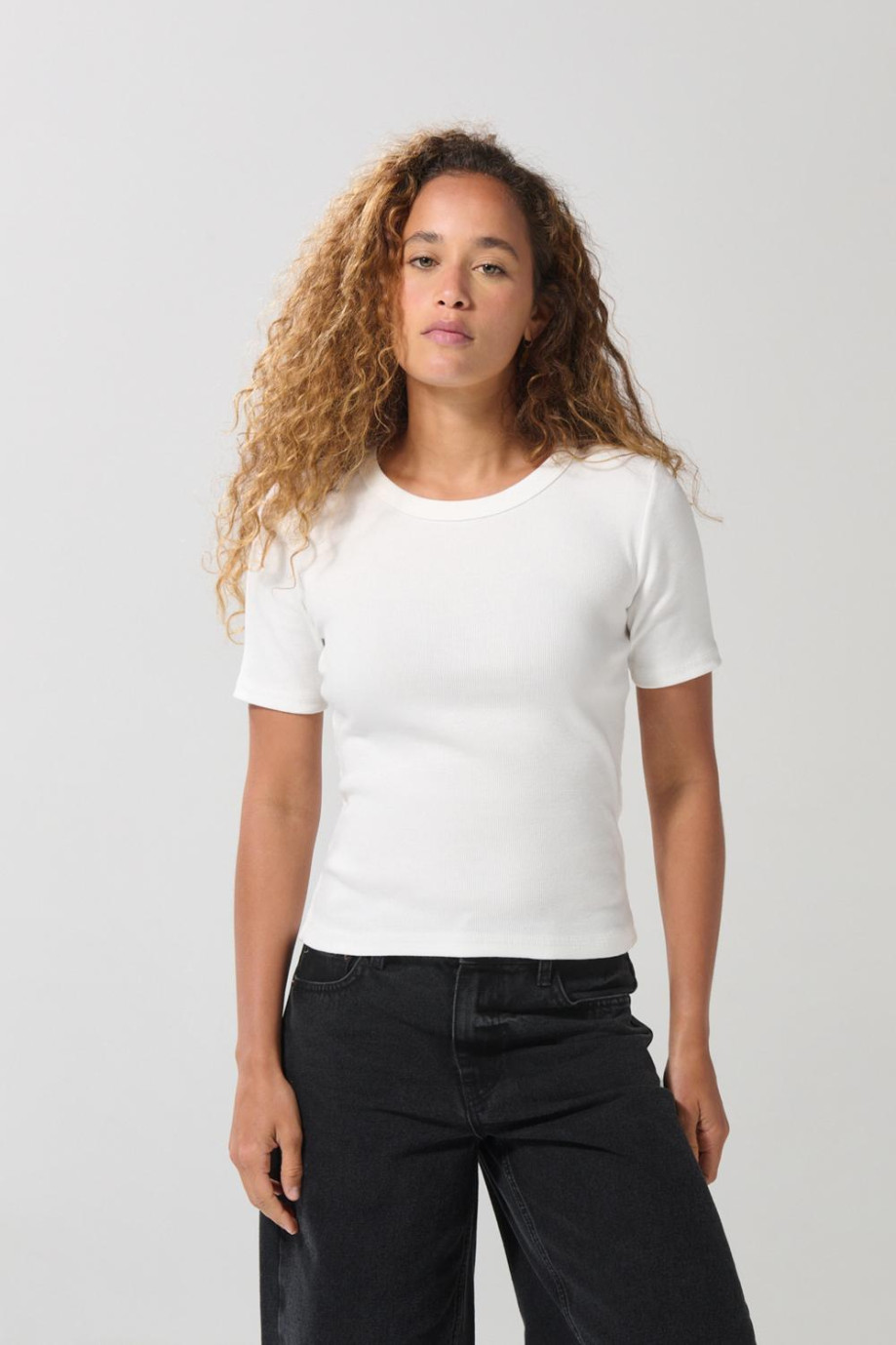 Camiseta con texturas de canal y manga corta unicolor