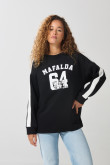 Buzo cuello redondo negro oversize con arte de Mafalda