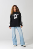 Buzo cuello redondo negro oversize con arte de Mafalda