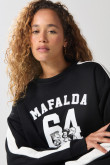 Buzo cuello redondo negro oversize con arte de Mafalda
