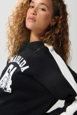 Buzo cuello redondo negro oversize con arte de Mafalda
