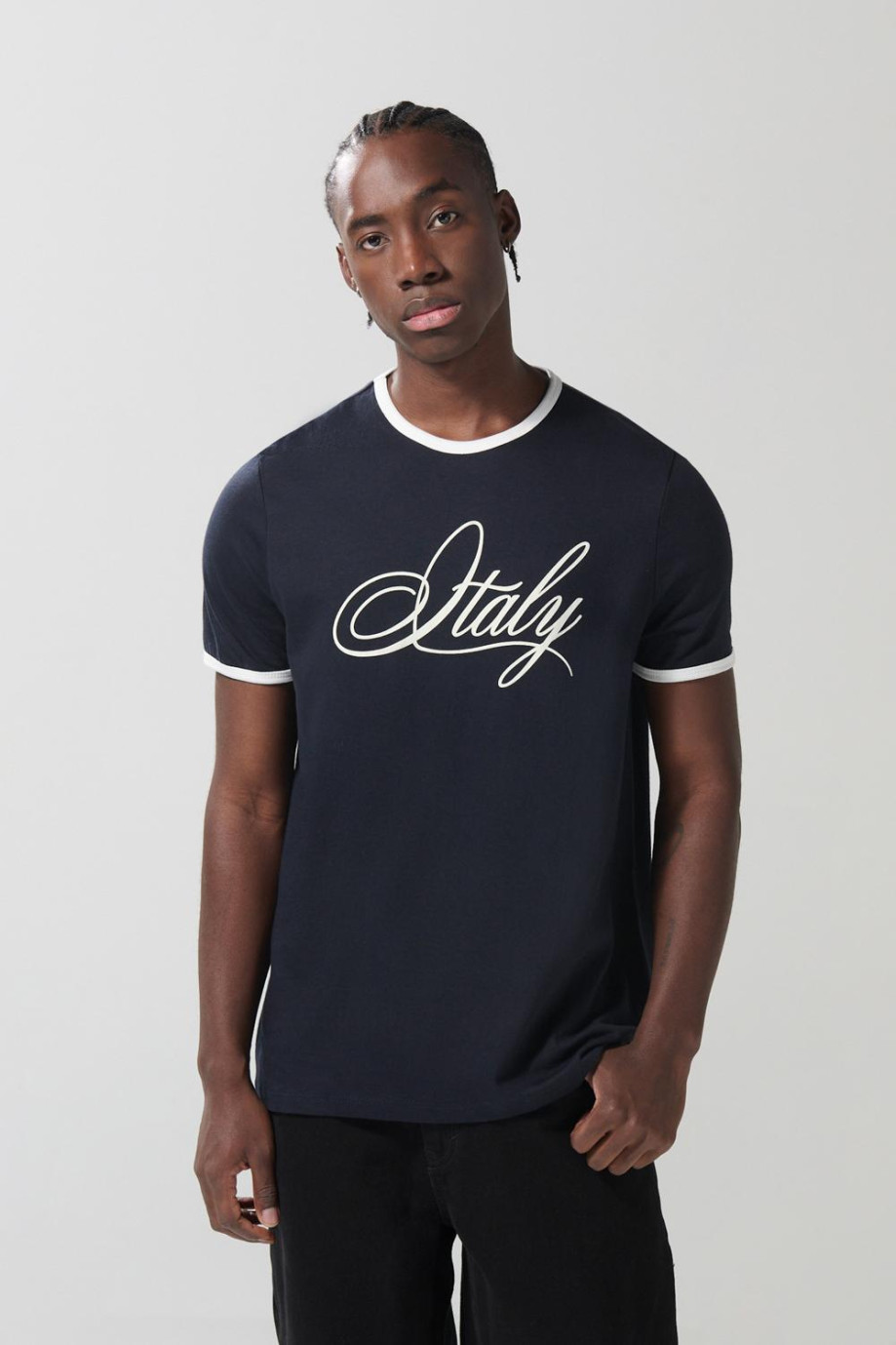 Camiseta básica cuello y puños en contraste masculina, cuello redondo con estampado en frente tipo college