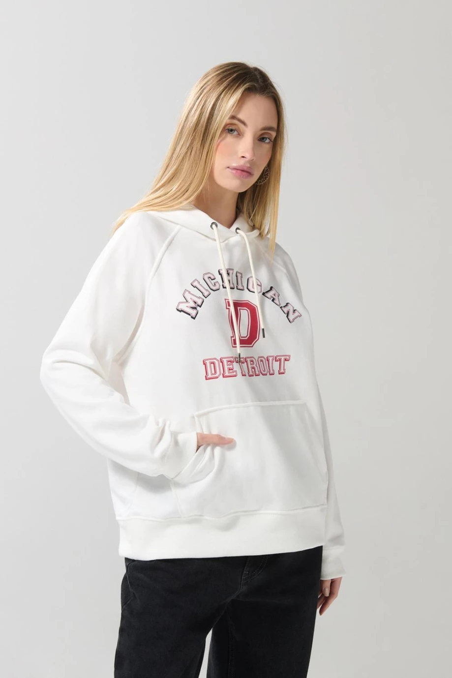 Buzo crema oversize con arte college, capota y manga ranglan