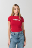 Camiseta roja oscura manga corta con texto college