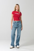 Camiseta roja oscura manga corta con texto college