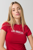 Camiseta roja oscura manga corta con texto college