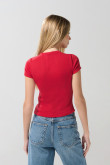 Camiseta roja oscura manga corta con texto college