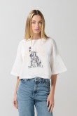 Camiseta crop top oversize crema con arte college