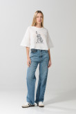 Camiseta crop top oversize crema con arte college