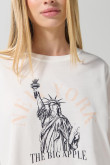 Camiseta crop top oversize crema con arte college