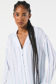 Blusa estampada unicolor con botones y manga larga