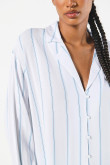 Blusa estampada unicolor con botones y manga larga