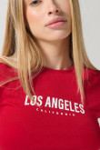 Camiseta roja oscura manga corta con texto college