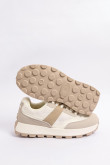 Tenis cremas de plataforma con textura y cortes localizados