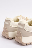 Tenis cremas de plataforma con textura y cortes localizados
