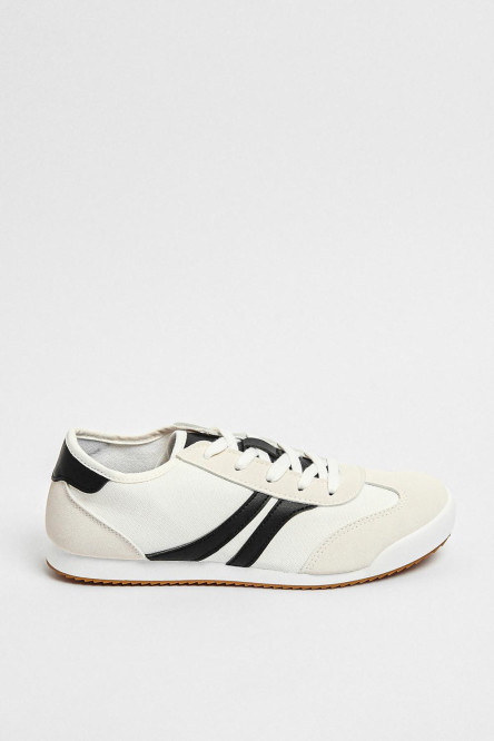 Tenis estilo urbano, blanco y crema con detalles en contraste.