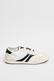 Tenis estilo urbano, blanco y crema con detalles en contraste.