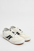 Tenis estilo urbano, blanco y crema con detalles en contraste.
