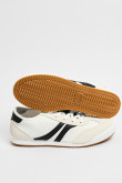 Tenis estilo urbano, blanco y crema con detalles en contraste.