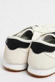 Tenis estilo urbano, blanco y crema con detalles en contraste.