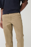 Pantalón unicolor en dril ajustado con tiro medio
