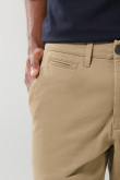 Pantalón unicolor en dril ajustado con tiro medio