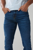 Jean azul oscuro tipo slim con tiro bajo y botón visible