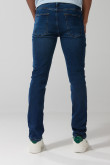 Jean azul oscuro tipo slim con tiro bajo y botón visible