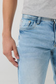 Jean azul claro skinny con desgastes localizados y tiro bajo