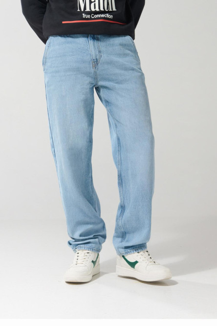 Jean skater azul claro con bota ancha y tiro medio