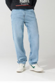 Jean skater azul claro con bota ancha y tiro medio
