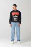 Jean skater azul claro con bota ancha y tiro medio