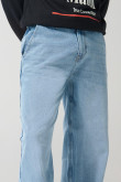 Jean skater azul claro con bota ancha y tiro medio