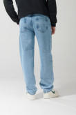 Jean skater azul claro con bota ancha y tiro medio