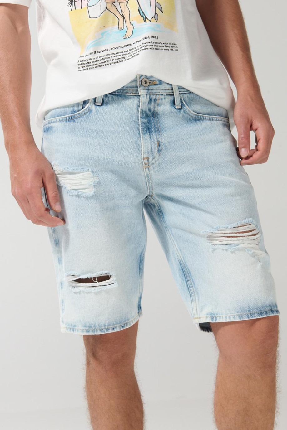 Bermuda slim tiro bajo azul clara en jean con rotos