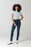 Jean push up tiro alto azul oscuro con realce posterior