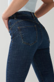 Jean push up tiro alto azul oscuro con realce posterior