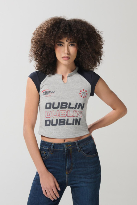 Camiseta femenina cuello redondo dividido, con mangas en contraste.